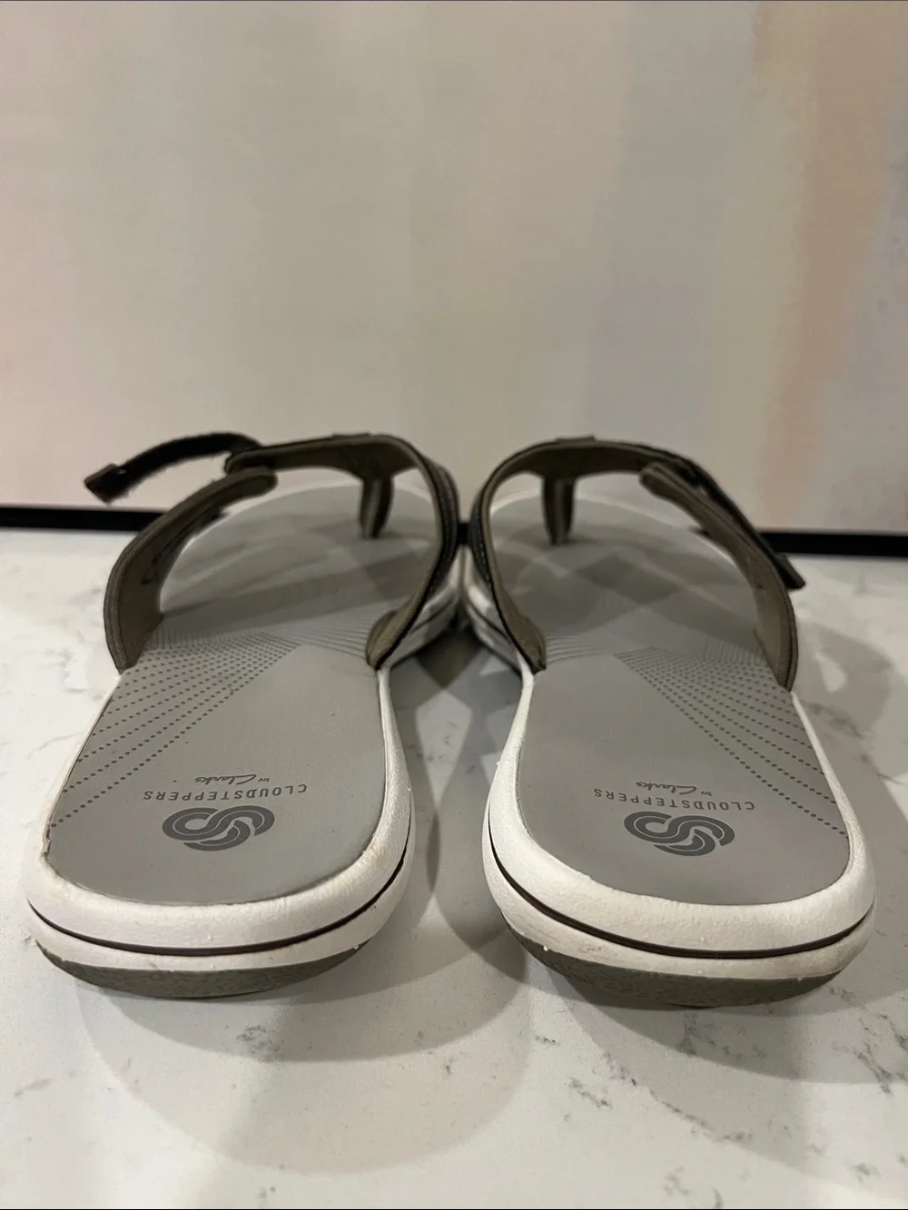 Clarks Cloudstepper flip-flop sandals size 10